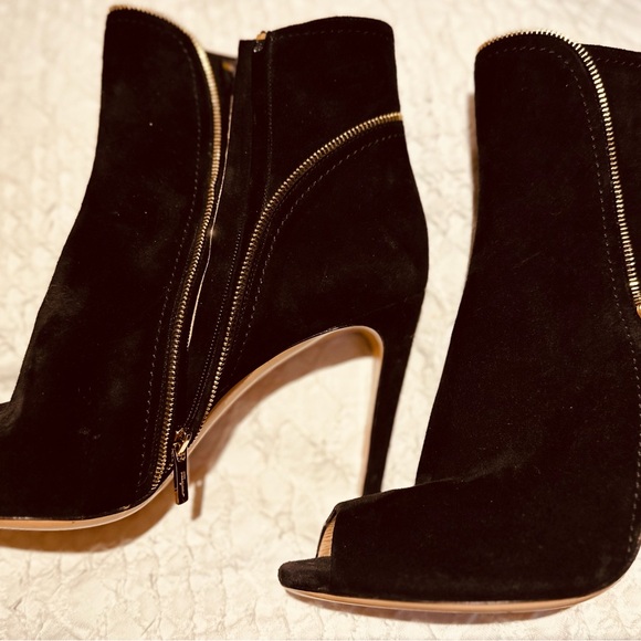 Rare Salvatore Ferragamo Black Suede Zipper Detail Peep Toe Heel Riona Booties. - Picture 2 of 8